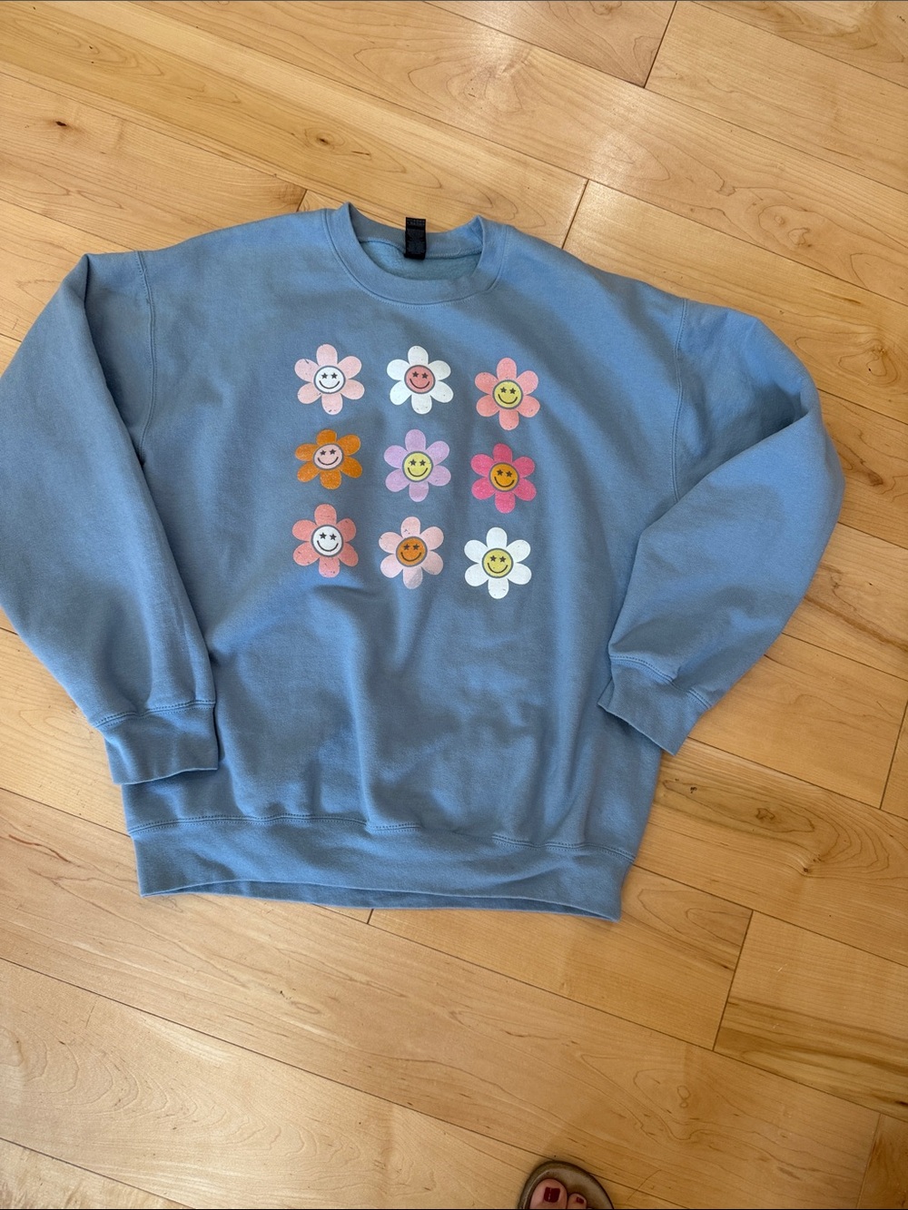 Guildan Softstyle Light Blue Smiley Flower Crewneck Sweatshirt size M